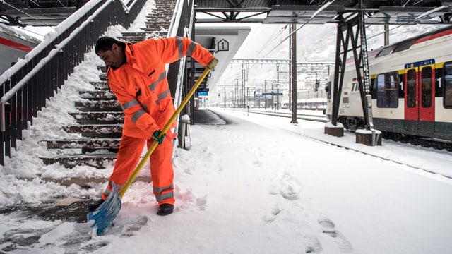 Schnee im Tessin behindert den Bahnverkehr