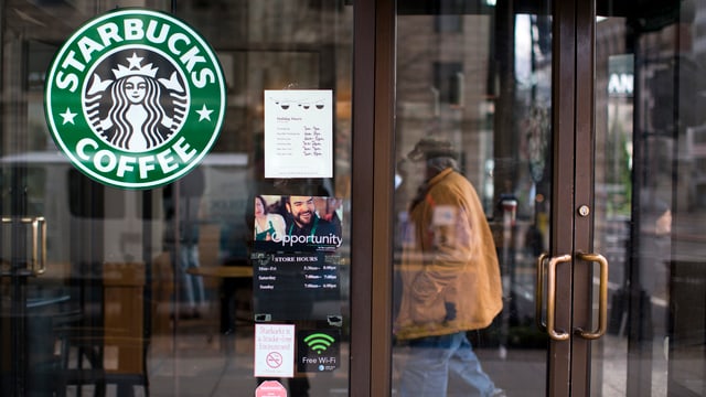 Eine Starbucks-FIliale in London. Eine Starbucks-FIliale in London.