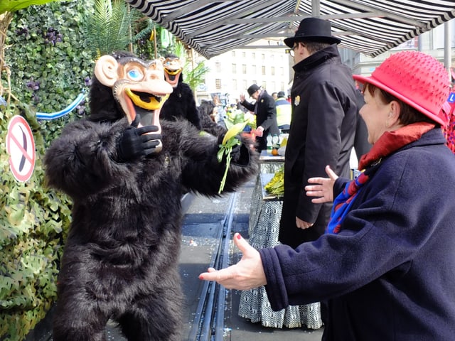 Affe begrüsst Obfrau