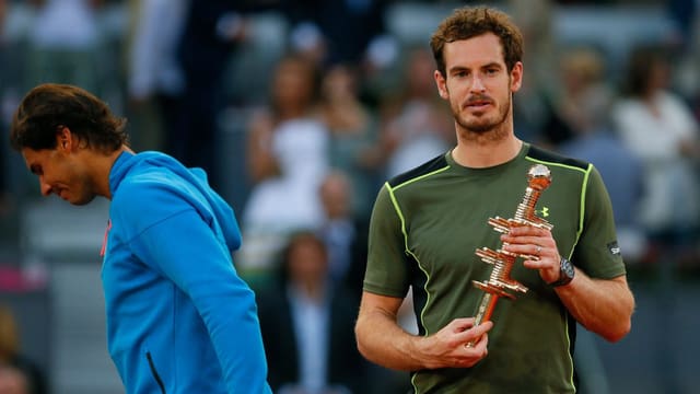 Murray posiert mit der Trophäe. Murray posiert mit der Trophäe.