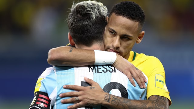 Neymar umarmt Messi. Neymar umarmt Messi.