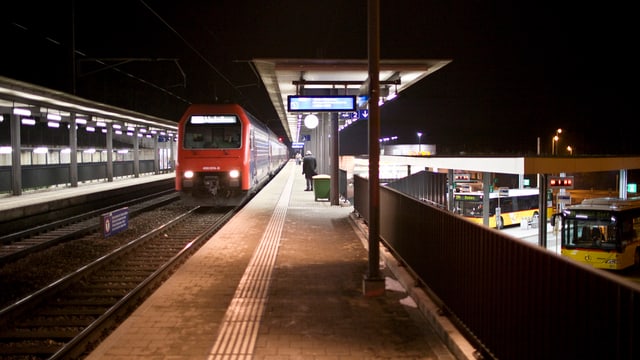 Haltestelle Melliingen-Heitersberg in der Nacht Haltestelle Melliingen-Heitersberg in der Nacht