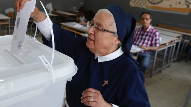 Eine Nonne wirft ihren Stimmzettel in die Urne. Eine Nonne wirft ihren Stimmzettel in die Urne.