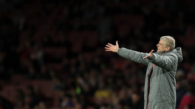 Arsène Wenger beschwert sich an der Seitenlinie Arsène Wenger beschwert sich an der Seitenlinie