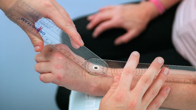 Frau bei der Physiotherapie Frau bei der Physiotherapie