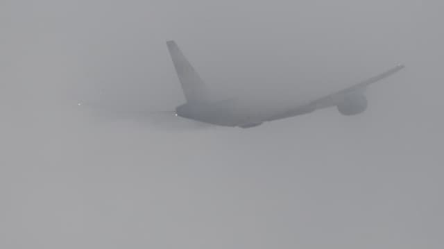 Eine Boeing 777-200 startet bei Nebel am Flughafen von Hanoi, Vietnam. (reuters) Eine Boeing 777-200 startet bei Nebel am Flughafen von Hanoi, Vietnam. (reuters)