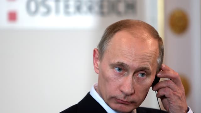 Wladimir Putin an einem Kopfhörer. Wladimir Putin an einem Kopfhörer.