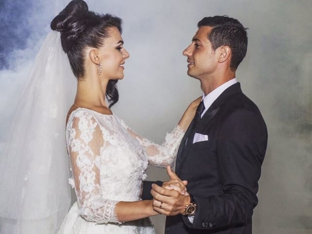 Blerim Dzemaili und Erjona Sulejmani in Hochzeitskleidern. Sie schauen sich an. Blerim Dzemaili und Erjona Sulejmani in Hochzeitskleidern. Sie schauen sich an.