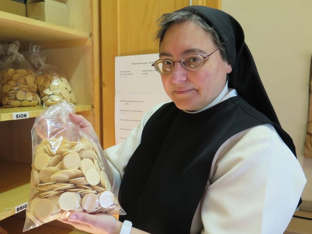 Sr. Marie-Paul ist auch zuständig für die Verteilung der Hostien an die Pfarreien. Sr. Marie-Paul ist auch zuständig für die Verteilung der Hostien an die Pfarreien.