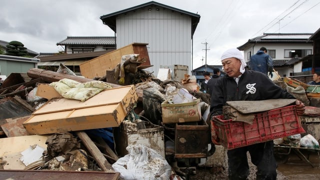 Aufräumen nach dem Taifun Hagibis in Japan, 2019. Aufräumen nach dem Taifun Hagibis in Japan, 2019.
