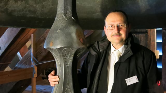 Der Glöckner steht nebem dem Klöppel. Der Glöckner steht nebem dem Klöppel.