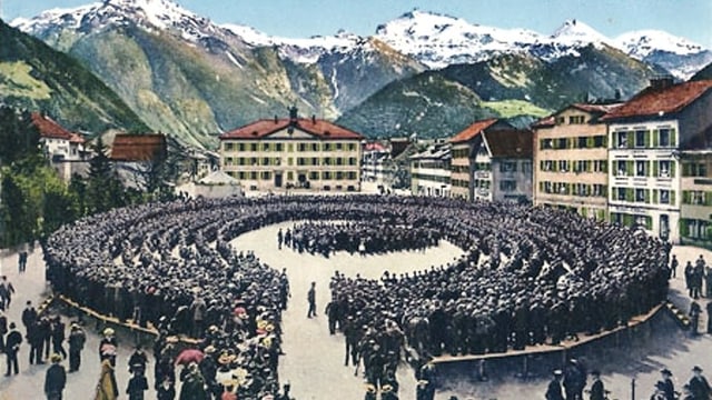 Ansichtskarte der Glarner Landsgemeinde um 1920.