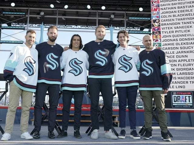 Eishockey-Spieler. Eishockey-Spieler.