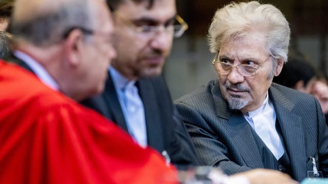 Irans Anwalt Mohebi beim Prozessauftakt in Den Haag. Irans Anwalt Mohebi beim Prozessauftakt in Den Haag.