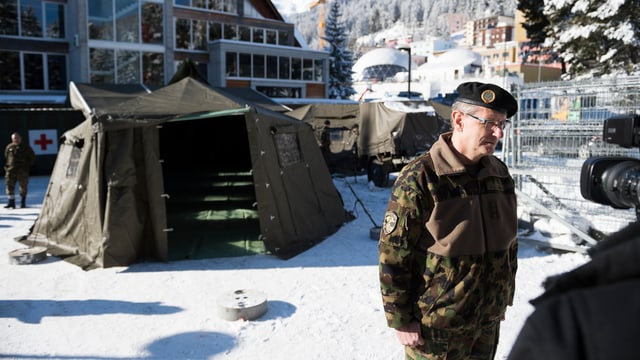 Ein Militärzelt mit zwei Armeeangehörigen in Davos