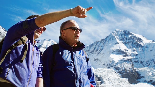 Das Bild zeigt Walter Pfeiffer mit einem Freund vor Bergen. Das Bild zeigt Walter Pfeiffer mit einem Freund vor Bergen.