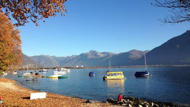 Schon zur Monatsmitte machte sich die Trockenheit im Süden bemerkbar, wie hier am Lago Maggiore. Schon zur Monatsmitte machte sich die Trockenheit im Süden bemerkbar, wie hier am Lago Maggiore.