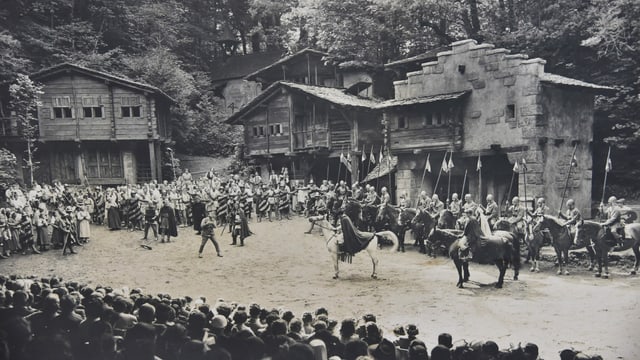 Schwarz-Weiss Foto von einer Theaterkulisse im Freien aus dem Jahr 1924 Schwarz-Weiss Foto von einer Theaterkulisse im Freien aus dem Jahr 1924