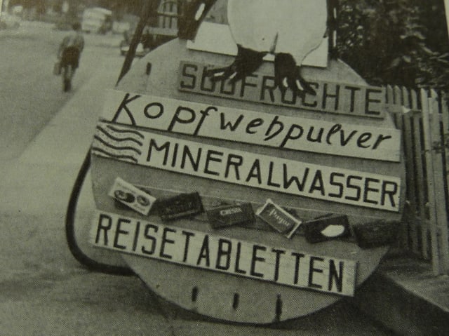 Historische Aufnahme eines Werbeschilds. Historische Aufnahme eines Werbeschilds.