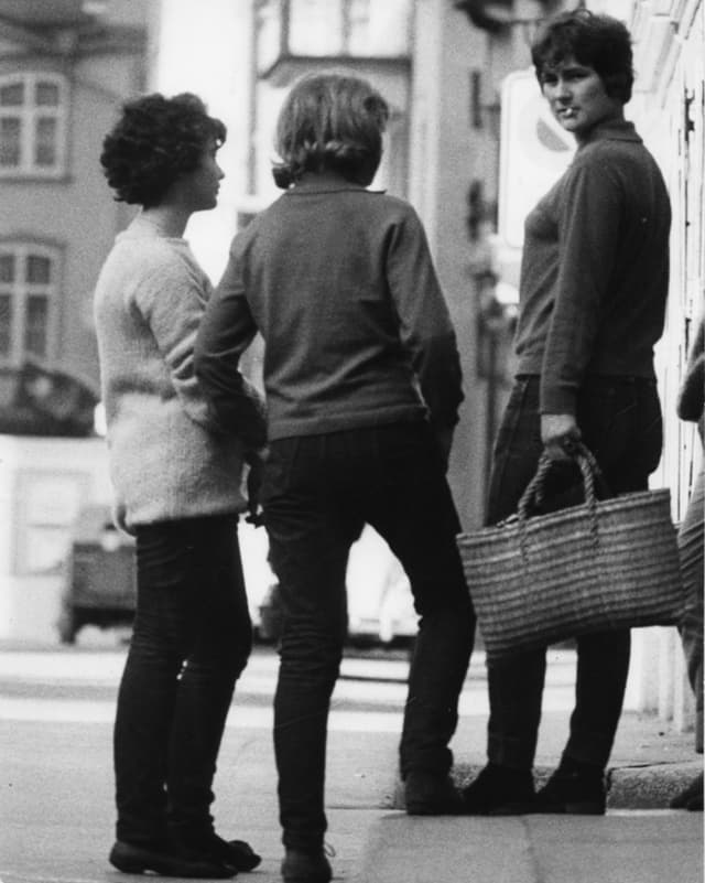 Drei halbstarke Frauen, eine mit Zigarette im Mundwinkel und Korb in der Hand. Drei halbstarke Frauen, eine mit Zigarette im Mundwinkel und Korb in der Hand.