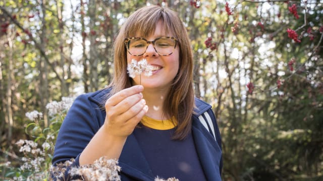 Beatrice Kern pustet die Blume. Beatrice Kern pustet die Blume.