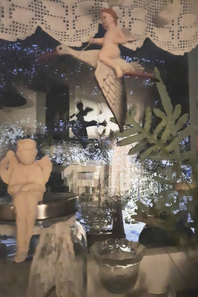 MIt Engel dekoriertes Fenster.