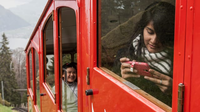Touristen fahren mit der Zahnradbahn auf den Pilatus – das Handy immer bereit (Archivbild). Touristen fahren mit der Zahnradbahn auf den Pilatus – das Handy immer bereit (Archivbild).