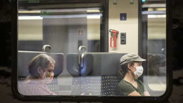 Eine Frau mit Atemschutzmaske wartet im Hauptbahnhof in ihren Zug, aufgenommen am Freitag, 3. Juli 2020 in Zuerich. Eine Frau mit Atemschutzmaske wartet im Hauptbahnhof in ihren Zug, aufgenommen am Freitag, 3. Juli 2020 in Zuerich.