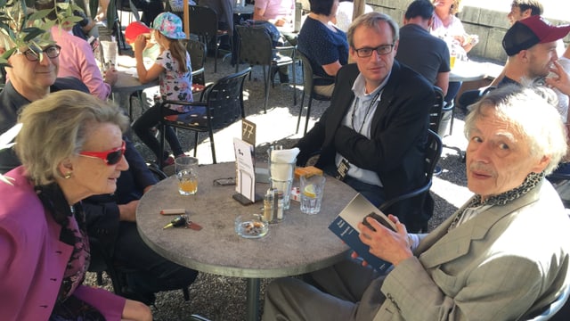 Ernst Halter und seine Partnerin beim Mittagessen in einem Gartenrestaurant. Ernst Halter und seine Partnerin beim Mittagessen in einem Gartenrestaurant.