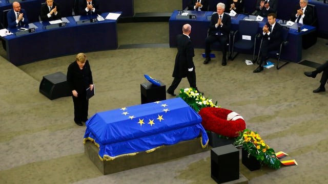 Angela Merkel vor dem Sarg von Helmut Kohl. Angela Merkel vor dem Sarg von Helmut Kohl.