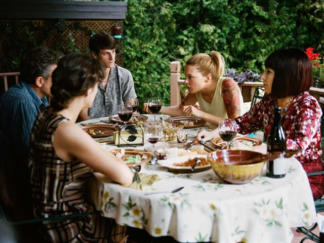 Marion Cotillard, Vincent Cassel, Gaspard Ulliel, Léa Seydoux und Nathalie Baye sitzen um einen Esstisch. Marion Cotillard, Vincent Cassel, Gaspard Ulliel, Léa Seydoux und Nathalie Baye sitzen um einen Esstisch.