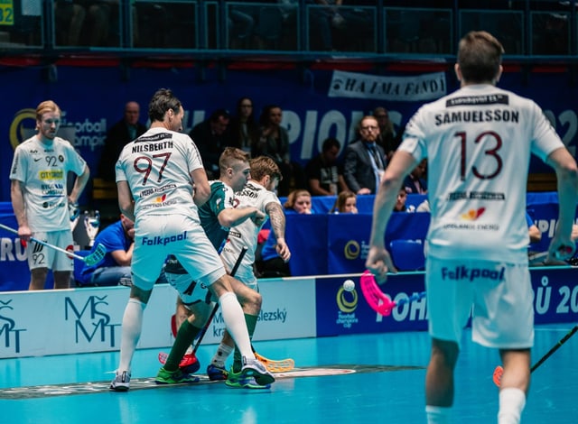 Radek Sikora umringt von Schweden. Radek Sikora umringt von Schweden.