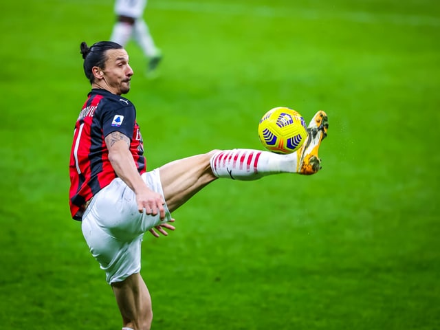 Zlatan Ibrahimovic balanciert den Ball.