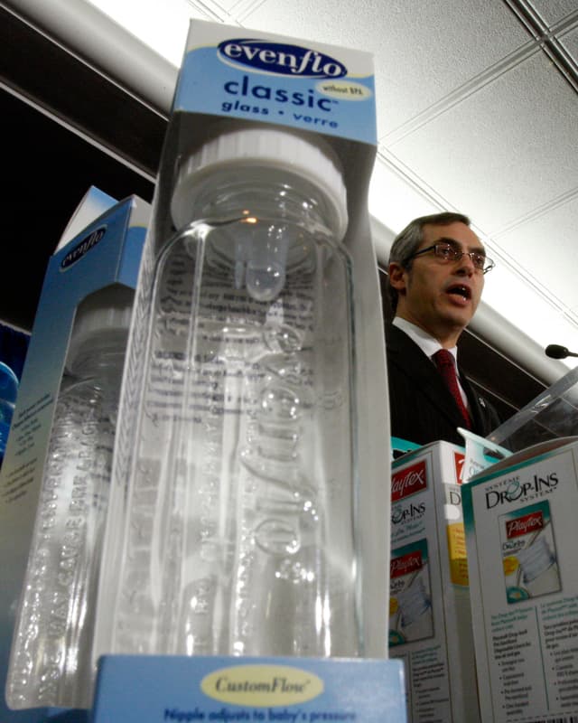 Tony Clement kündigte im April 2008 ein Importverbot für Babyflaschen aus Polycarbonat an. Tony Clement kündigte im April 2008 ein Importverbot für Babyflaschen aus Polycarbonat an.