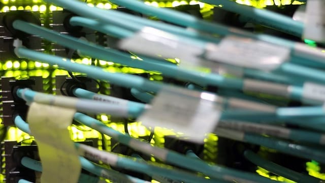 Viele Länder rüsten auf und schützen sich gegen Cyber-Angriffe. Viele Länder rüsten auf und schützen sich gegen Cyber-Angriffe.