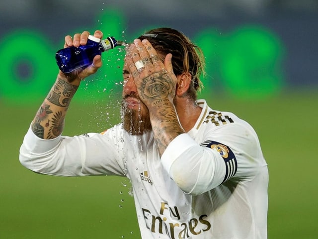 Sergio Ramos gönnt sich eine Abkühlung. Sergio Ramos gönnt sich eine Abkühlung.