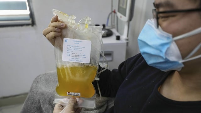 Genesener Covid-19-Patient in Wuhan spendet Blutplasma Genesener Covid-19-Patient in Wuhan spendet Blutplasma
