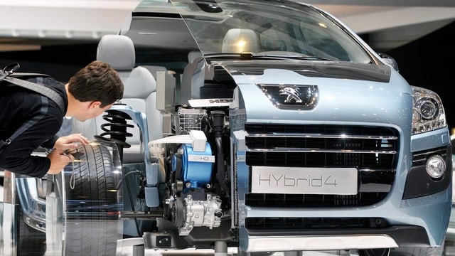 Ein Mann begutachtet ein Hybrid-Konzept-Auto am Autosalon Genf. Ein Mann begutachtet ein Hybrid-Konzept-Auto am Autosalon Genf.