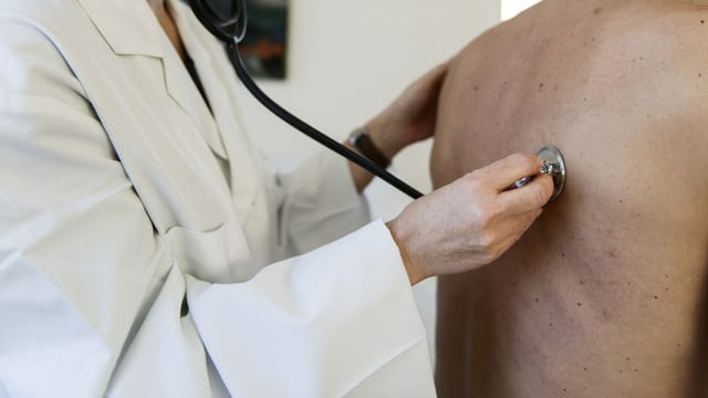 Arzt hört Patient ab Arzt hört Patient ab