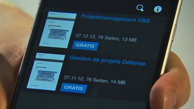 Blick auf ein Smartphone mit der Oberfläche von zwei Textdokumenten. Blick auf ein Smartphone mit der Oberfläche von zwei Textdokumenten.