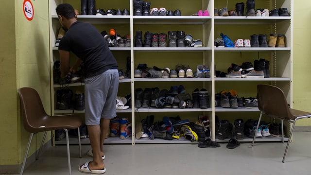 Blick auf ein volles Schuhgestelll in einer Unterkunft. Blick auf ein volles Schuhgestelll in einer Unterkunft.