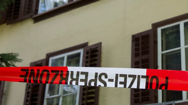 Polizei-Absperrung vor Haus Polizei-Absperrung vor Haus