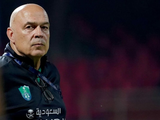 Christian Gross zwei Wochen vor seiner Entlassung bei Al-Ahli. Christian Gross zwei Wochen vor seiner Entlassung bei Al-Ahli.