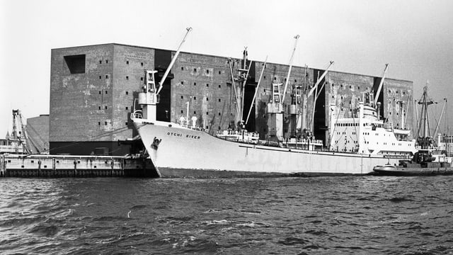 Der Kaispeicher A im Hamburger Hafen. Der Kaispeicher A im Hamburger Hafen.