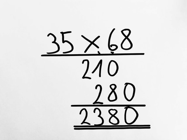 Auf einem Blatt steht die schriftliche Multiplikation von 35 x 68 Auf einem Blatt steht die schriftliche Multiplikation von 35 x 68