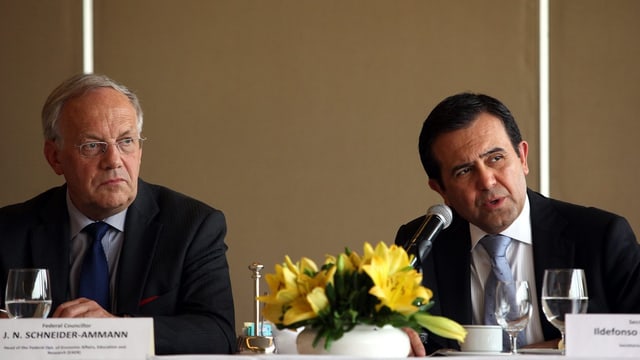 Johann Schneider-Ammann und Ildefonso Guajardo hinter Mikrofonen. Johann Schneider-Ammann und Ildefonso Guajardo hinter Mikrofonen.