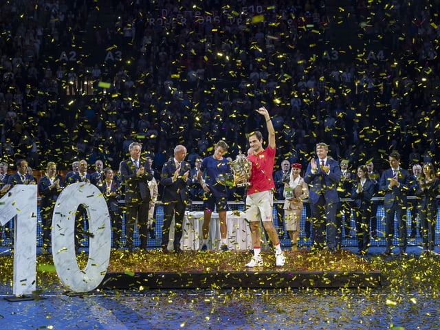 Roger Federer feiert seinen 10. Basel-Titel. Roger Federer feiert seinen 10. Basel-Titel.