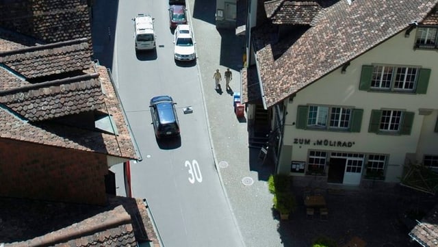 Vogelperspektive auf die Matte-Quartierstrasse. Vogelperspektive auf die Matte-Quartierstrasse.