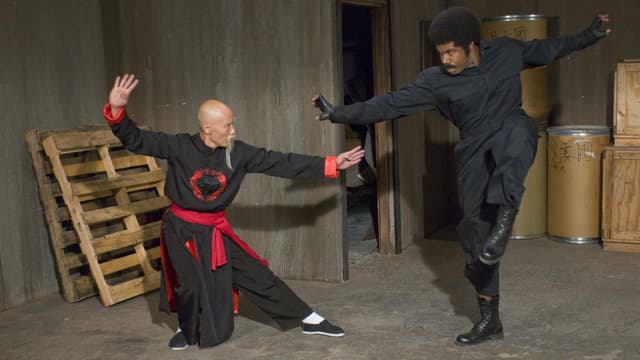 Ein Asiate misst sich mit einem Afroamerikaner im Kung Fu. Ein Asiate misst sich mit einem Afroamerikaner im Kung Fu.