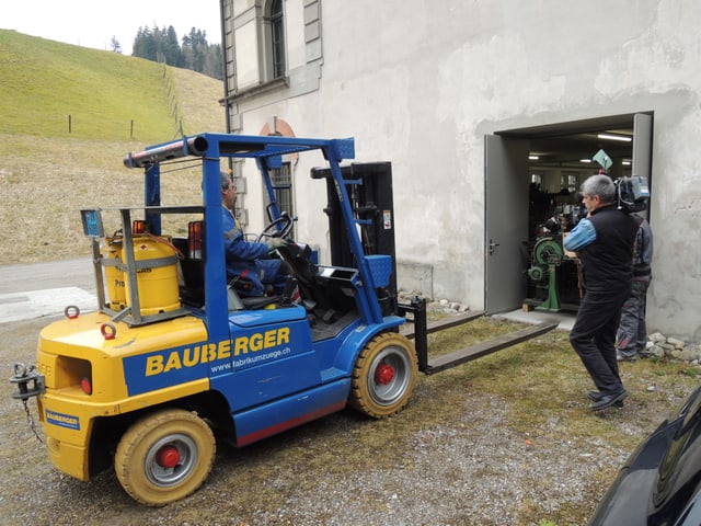 Leerer Gabelstapler vor Gebäude